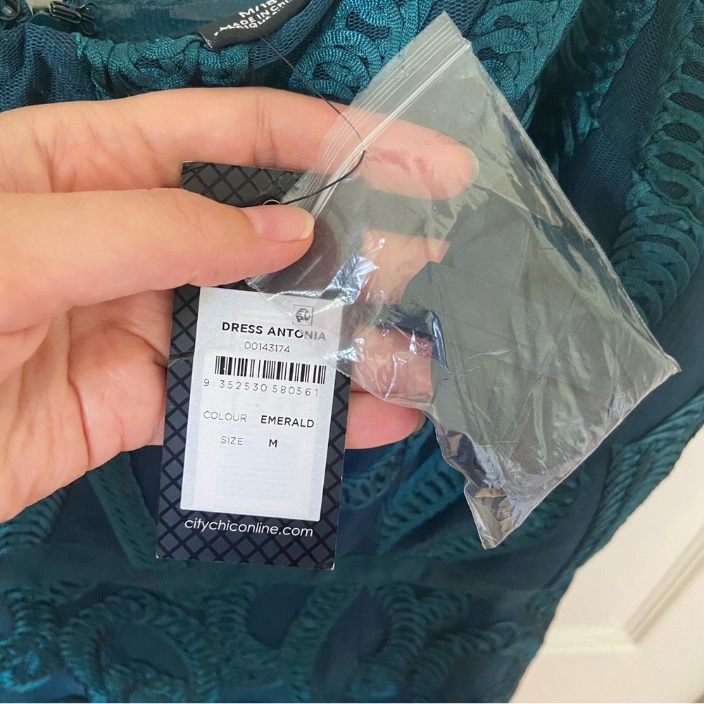 Elegant Green Lace Midi Dress - Picture 13 of 13